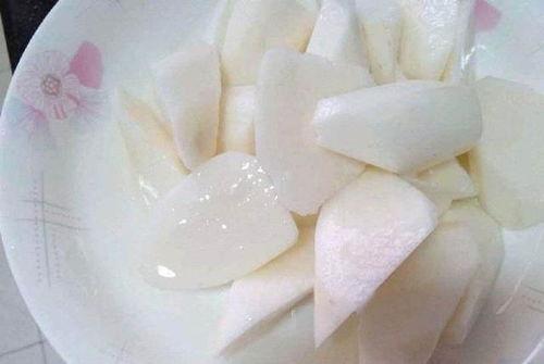 黑瓜鸡炖山药可以吃吗,营养滋补的佳肴，适合食用吗？