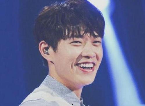 何炅给肖战吃黑瓜,黑瓜美食共享，友谊升温