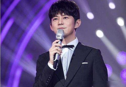 何炅给肖战吃黑瓜,黑瓜美食共享，友谊升温